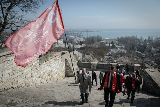 Raising flag over Mount Mithridat