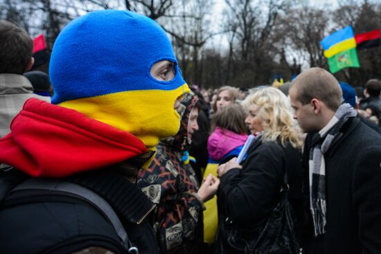 Ultra-radical football fans rally in Kharkov to support the Euromaidan