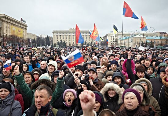 Supporters of Ukraine's federalization stage rally in Kharkov