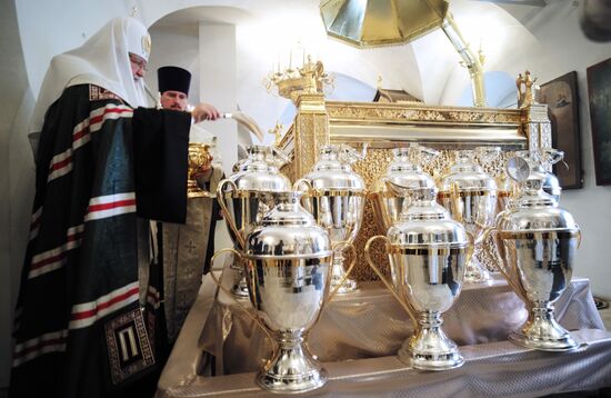 Patriarch Kirill reads prayer for the preparation of Chrism in Donskoi Monastery