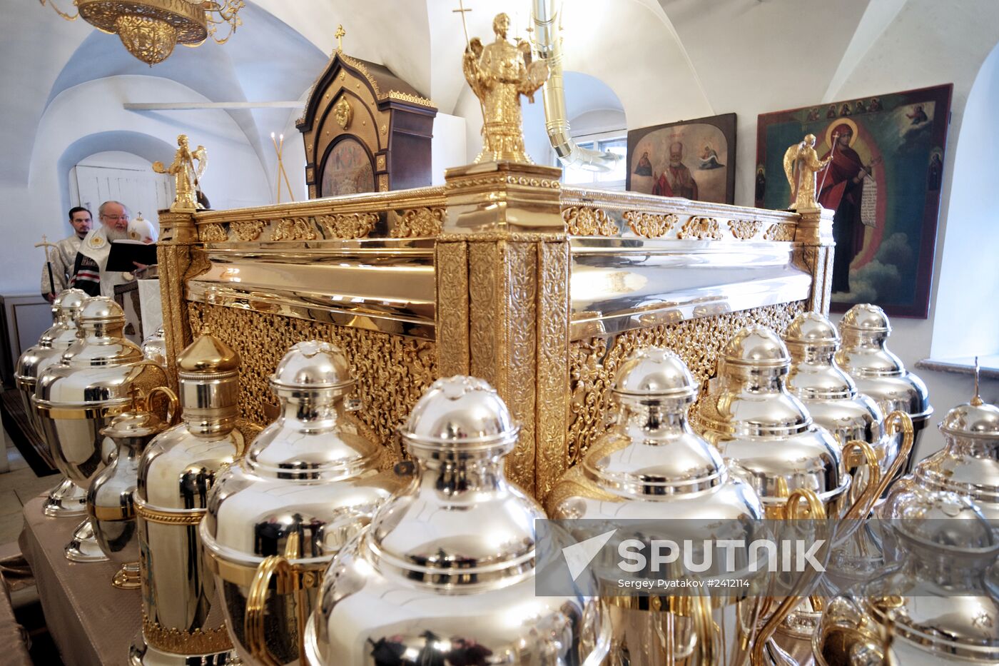 Patriarch Kirill reads prayer for the preparation of Chrism in Donskoi Monastery