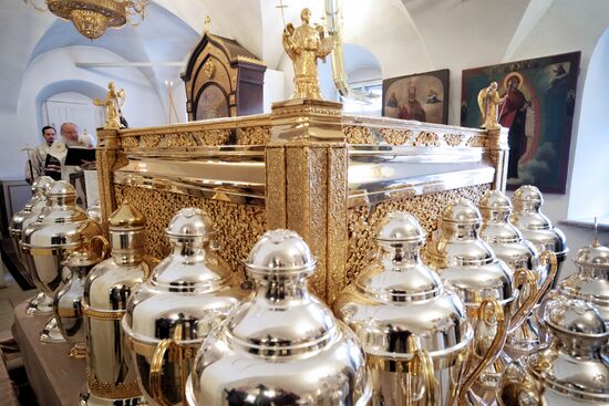 Patriarch Kirill reads prayer for the preparation of Chrism in Donskoi Monastery