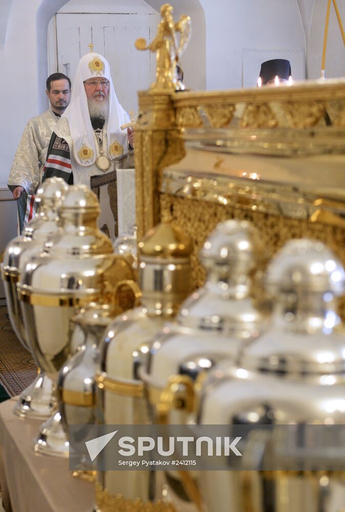 Patriarch Kirill reads prayer for the preparation of Chrism in Donskoi Monastery