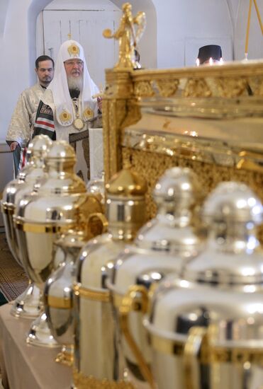 Patriarch Kirill reads prayer for the preparation of Chrism in Donskoi Monastery