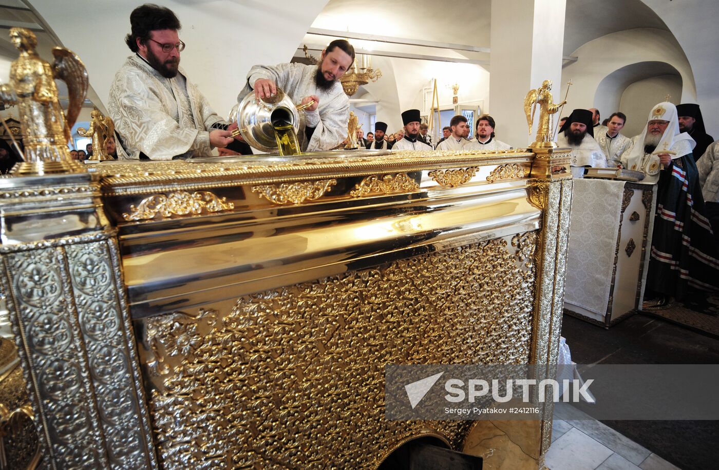 Patriarch Kirill reads prayer for the preparation of Chrism in Donskoi Monastery