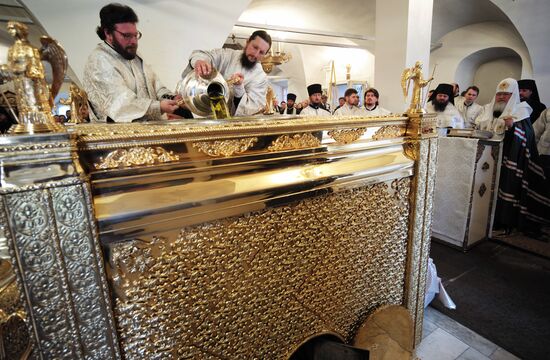 Patriarch Kirill reads prayer for the preparation of Chrism in Donskoi Monastery
