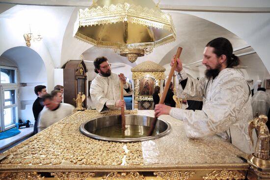 Patriarch Kirill reads prayer for the preparation of Chrism in Donskoi Monastery