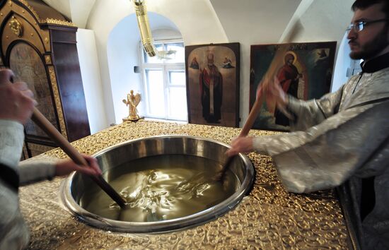 Patriarch Kirill reads prayer for the preparation of Chrism in Donskoi Monastery