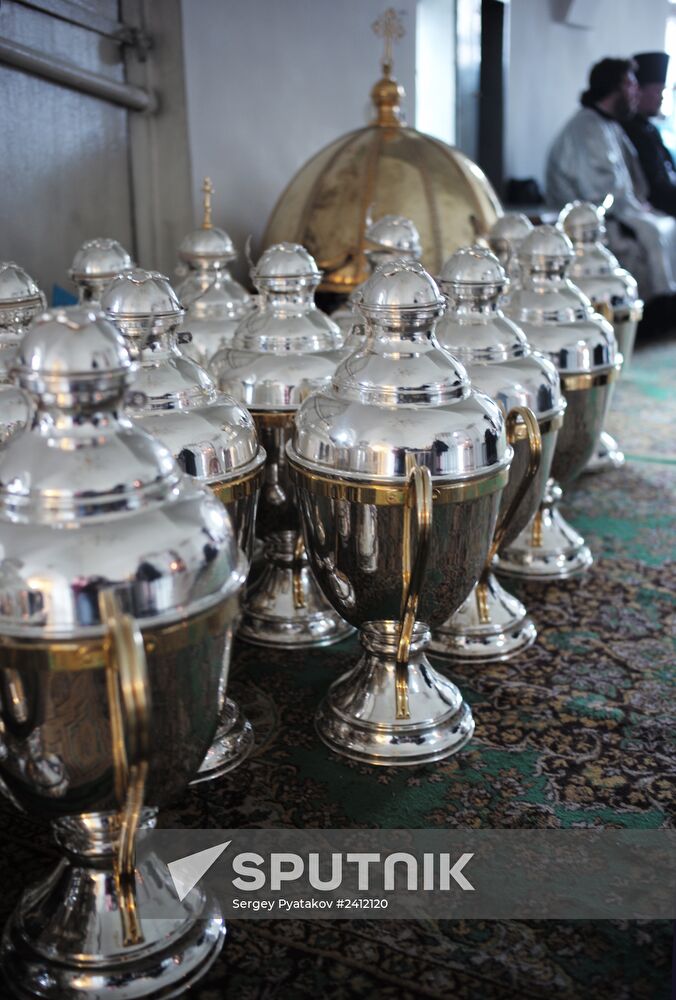 Patriarch Kirill reads prayer for the preparation of Chrism in Donskoi Monastery
