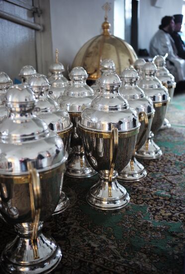 Patriarch Kirill reads prayer for the preparation of Chrism in Donskoi Monastery