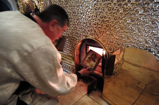Patriarch Kirill reads prayer for the preparation of Chrism in Donskoi Monastery