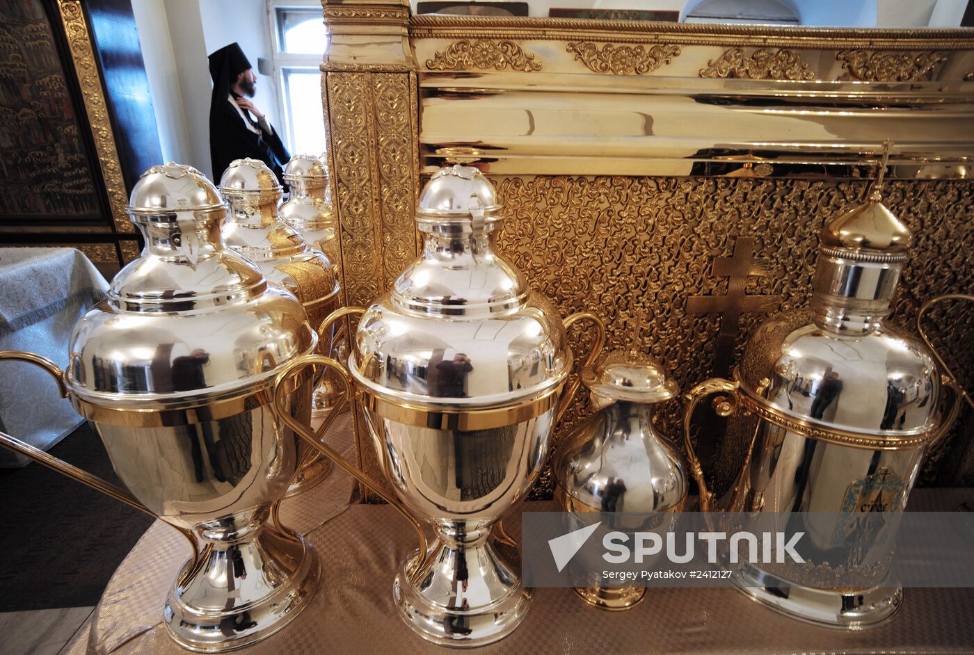 Patriarch Kirill reads prayer for the preparation of Chrism in Donskoi Monastery