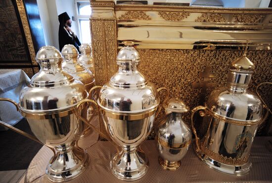 Patriarch Kirill reads prayer for the preparation of Chrism in Donskoi Monastery
