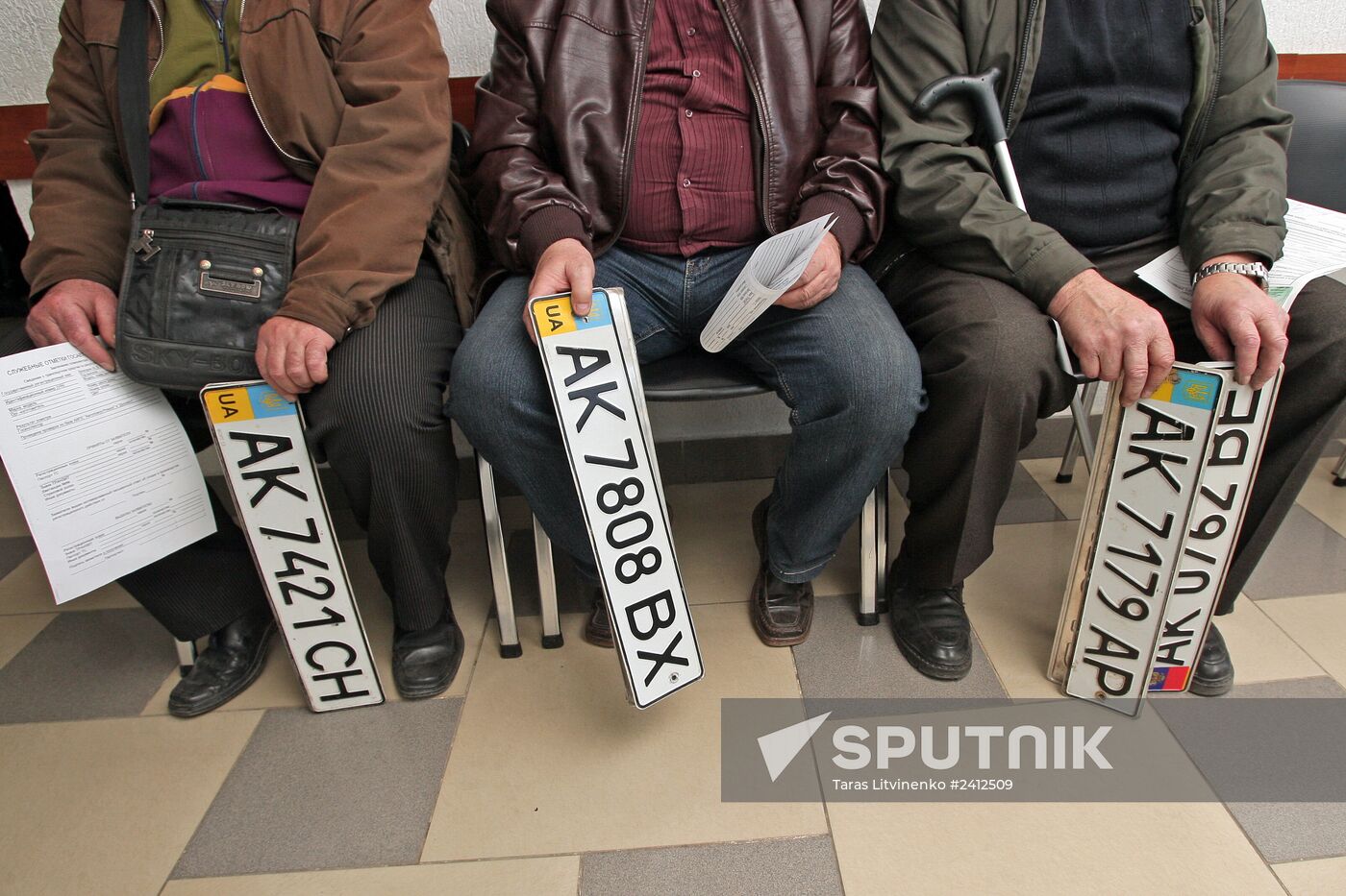 Issuing new vehicle registration plates in Simferopol