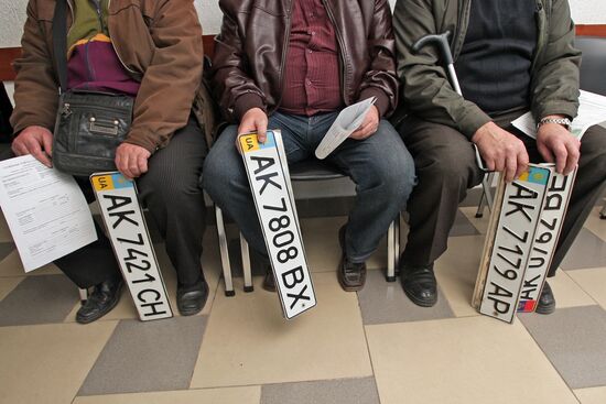 Issuing new vehicle registration plates in Simferopol