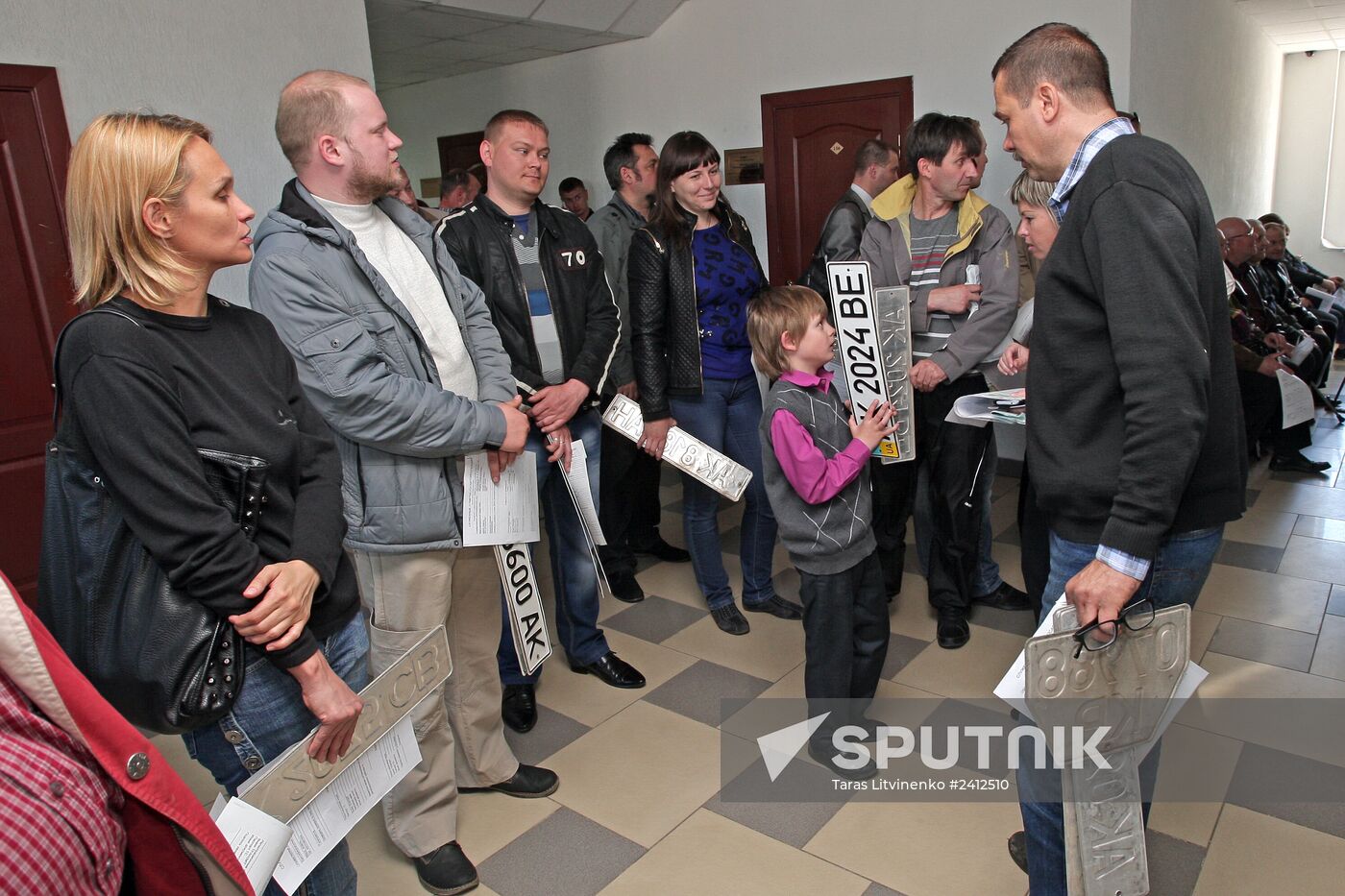 Issuing new vehicle registration plates in Simferopol