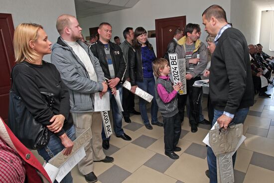 Issuing new vehicle registration plates in Simferopol