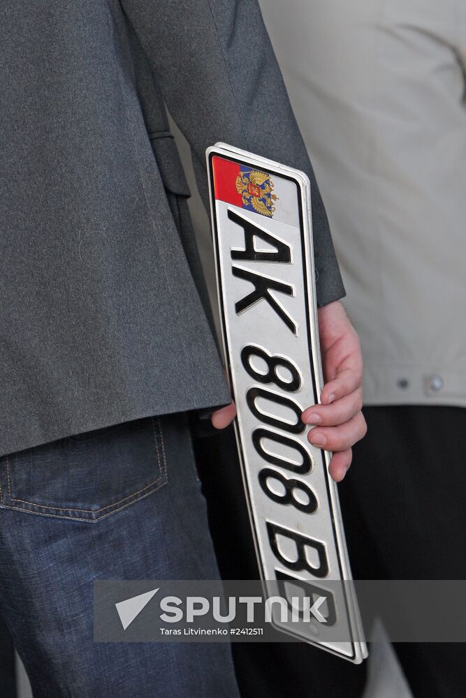 Issuing new vehicle registration plates in Simferopol