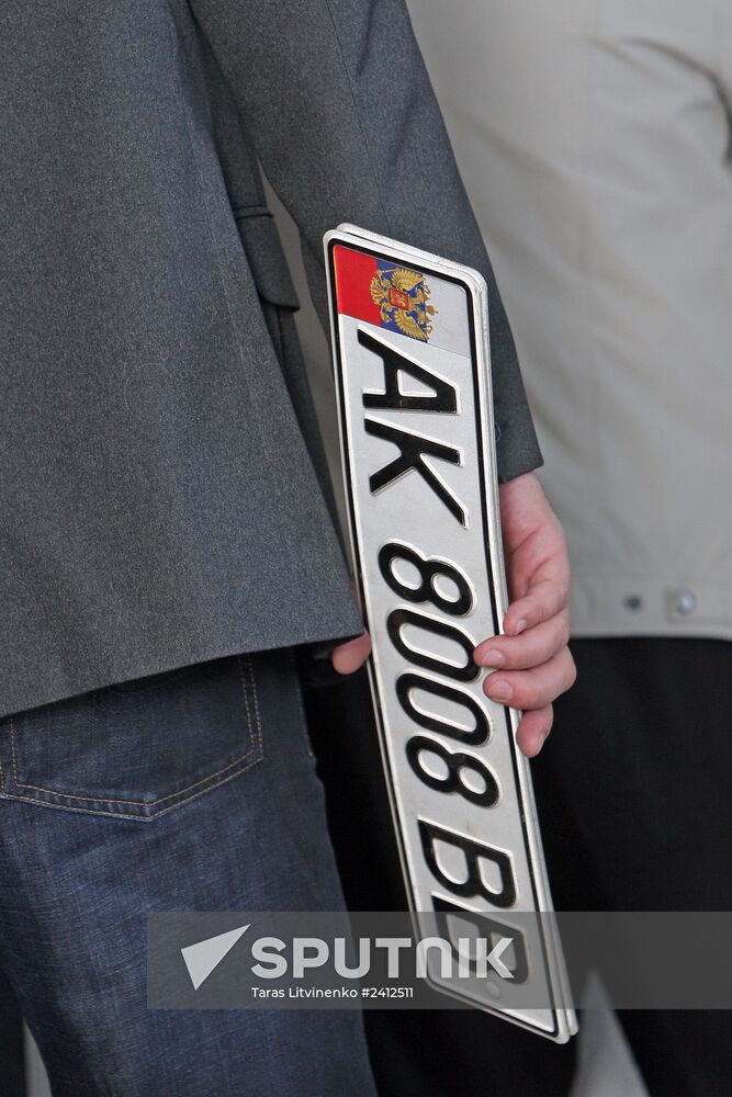 Issuing new vehicle registration plates in Simferopol