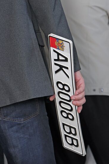 Issuing new vehicle registration plates in Simferopol