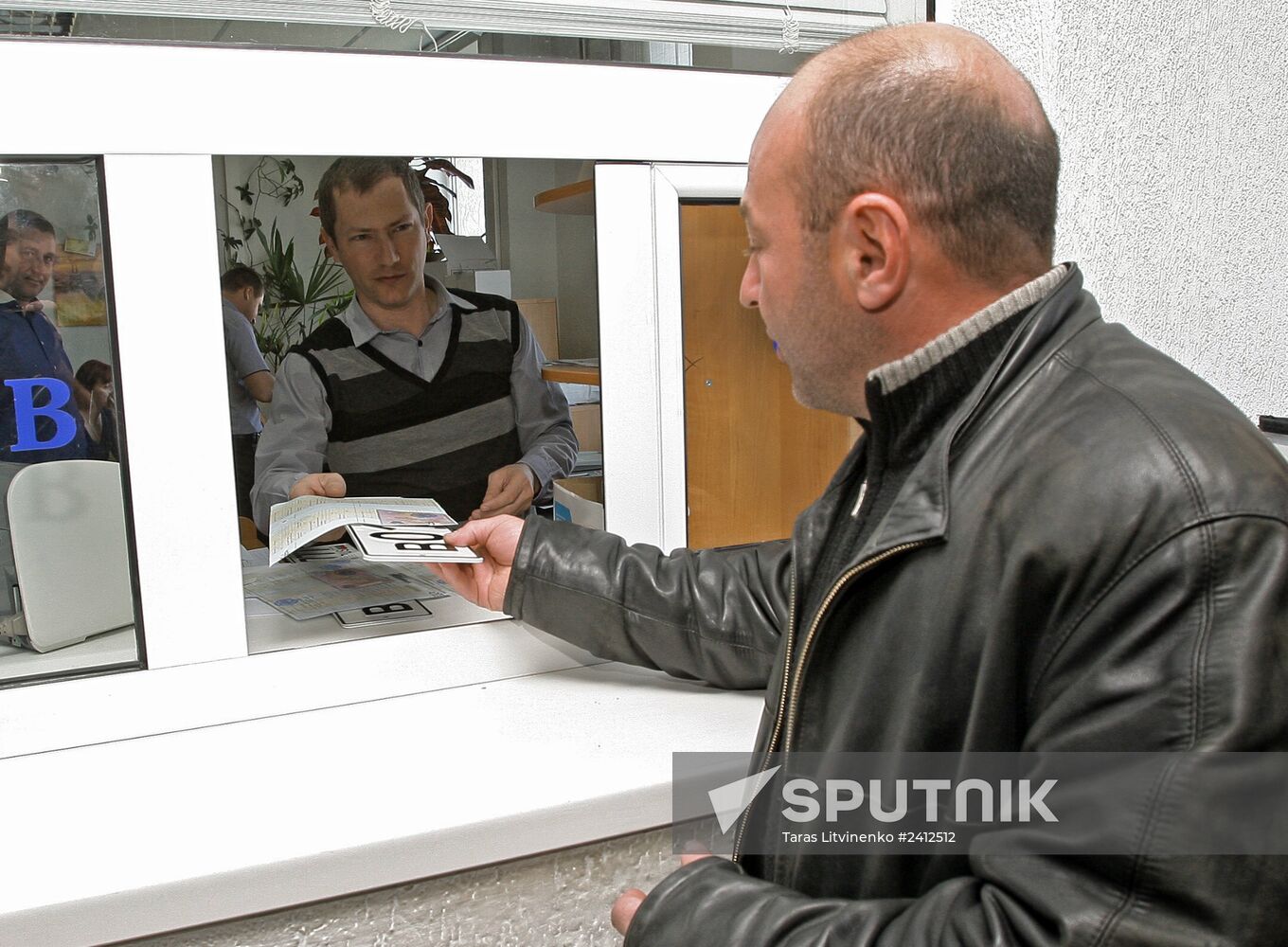 Issuing new vehicle registration plates in Simferopol