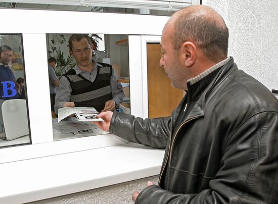 Issuing new vehicle registration plates in Simferopol