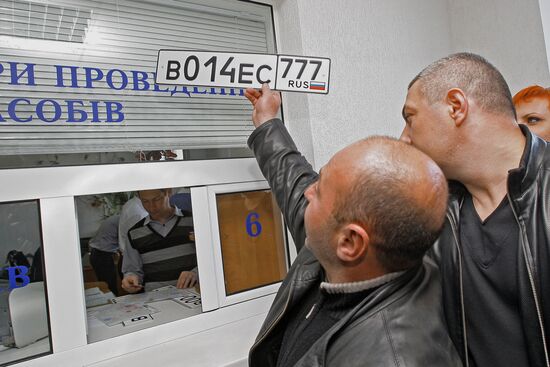 Issuing new vehicle registration plates in Simferopol