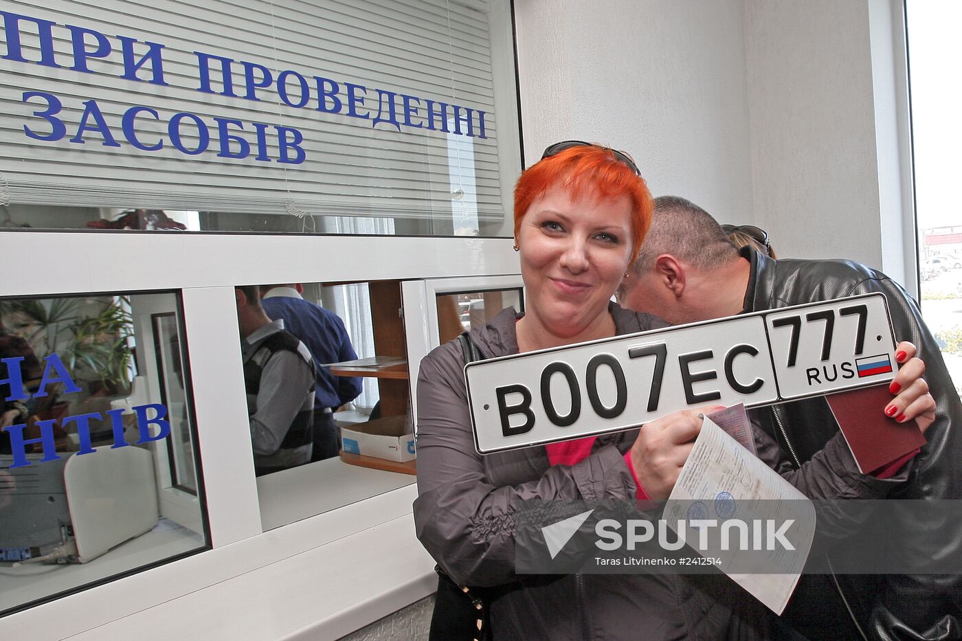 Issuing new vehicle registration plates in Simferopol