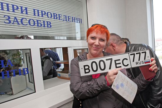 Issuing new vehicle registration plates in Simferopol