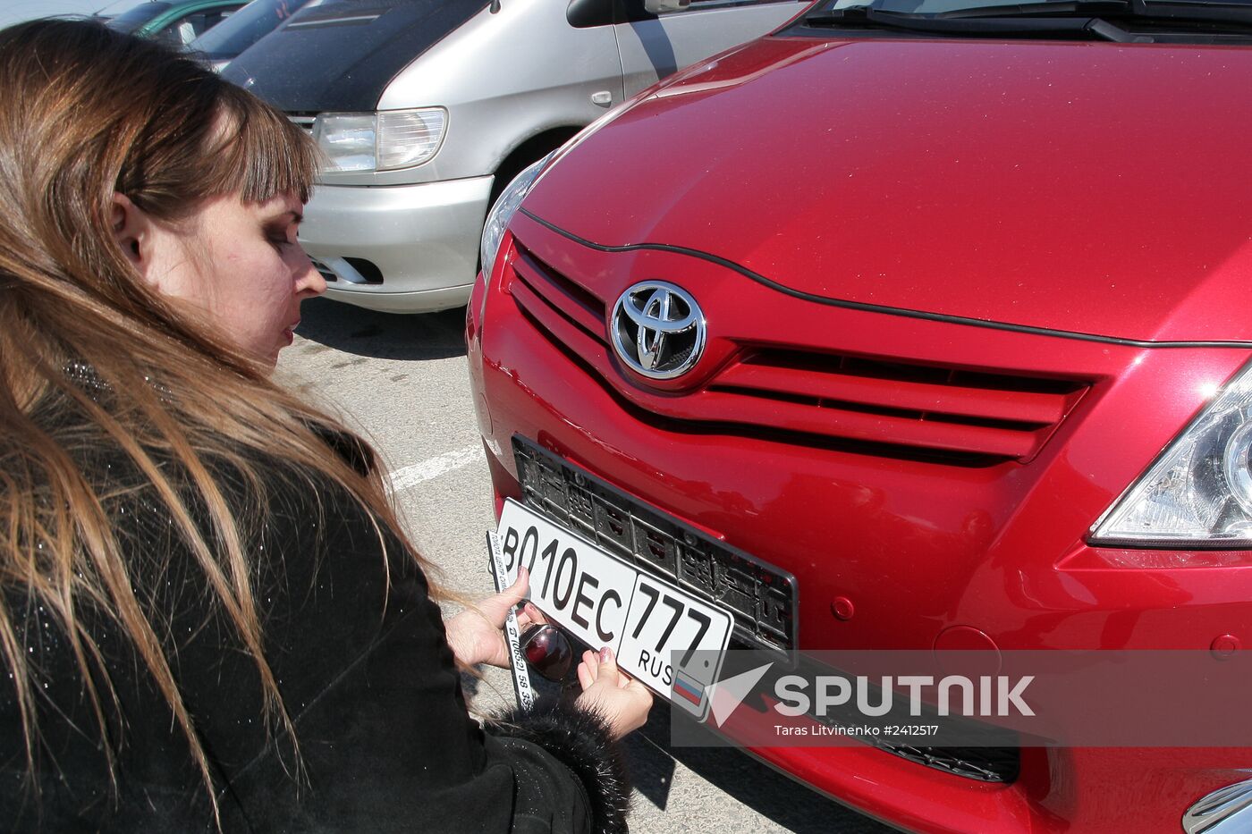 Issuing new vehicle registration plates in Simferopol