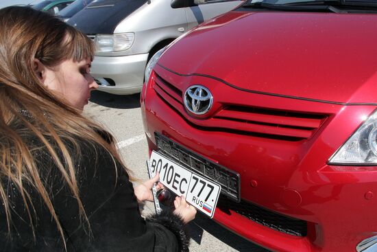 Issuing new vehicle registration plates in Simferopol