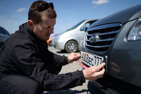 Issuing new vehicle registration plates in Simferopol