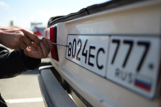 Issuing new vehicle registration plates in Simferopol