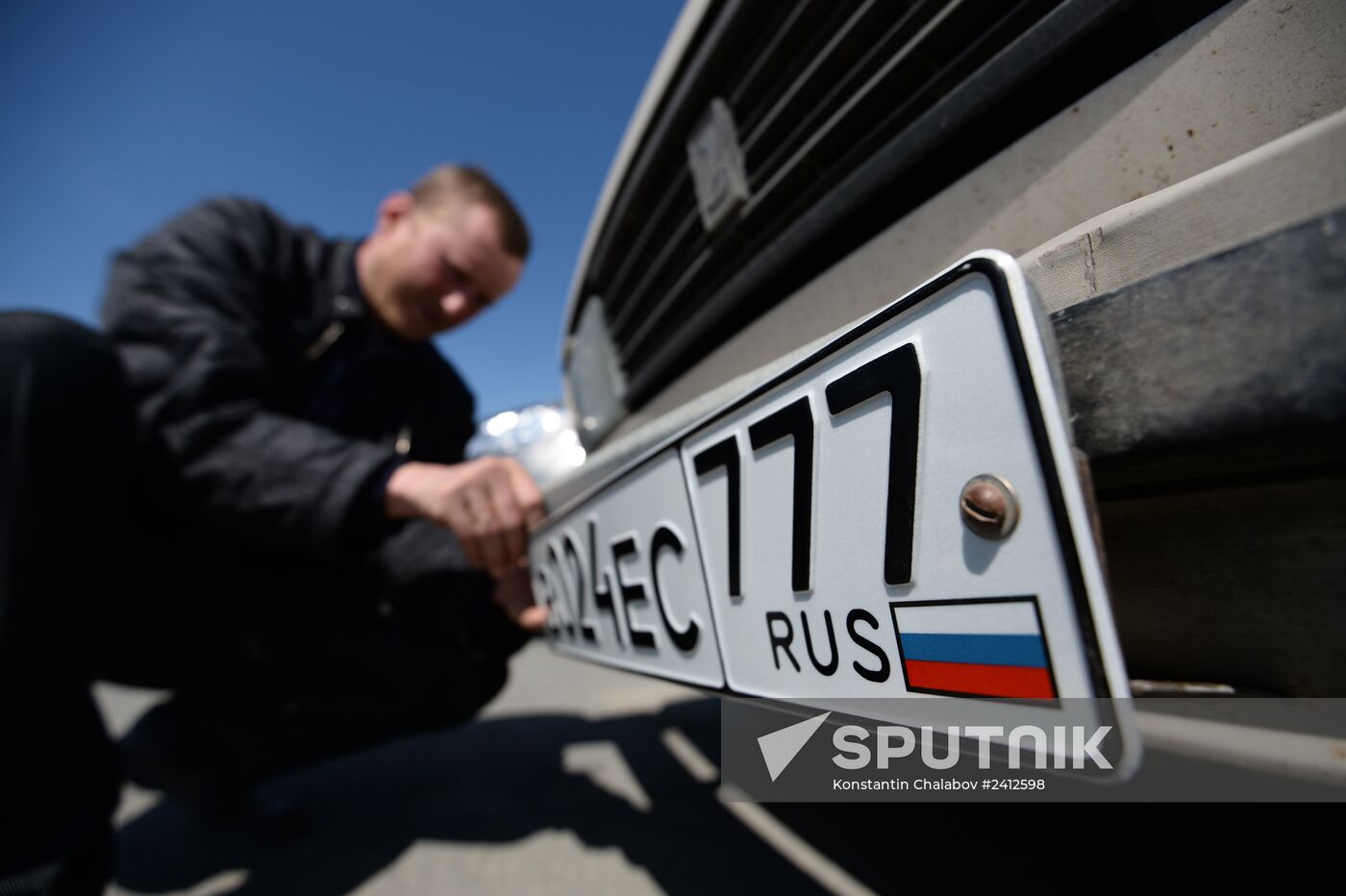 Issuing new vehicle registration plates in Simferopol