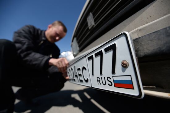 Issuing new vehicle registration plates in Simferopol