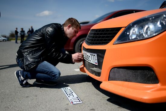 Issuing new vehicle registration plates in Simferopol