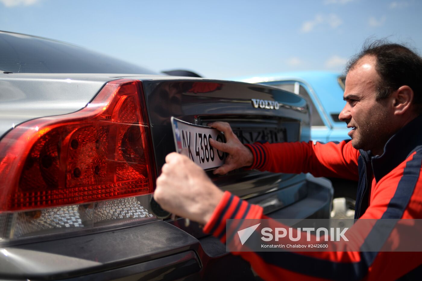 Issuing new vehicle registration plates in Simferopol