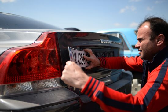 Issuing new vehicle registration plates in Simferopol