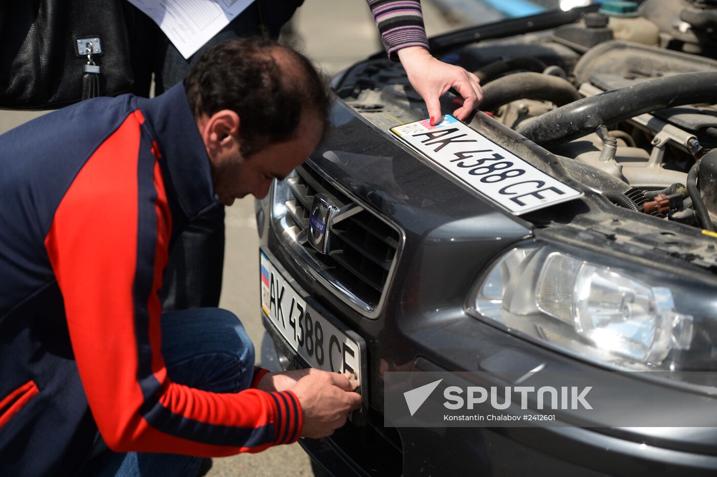 Issuing new vehicle registration plates in Simferopol
