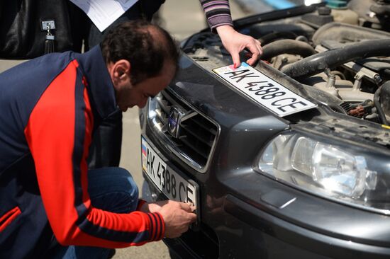 Issuing new vehicle registration plates in Simferopol
