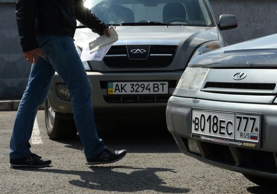 Issuing new vehicle registration plates in Simferopol