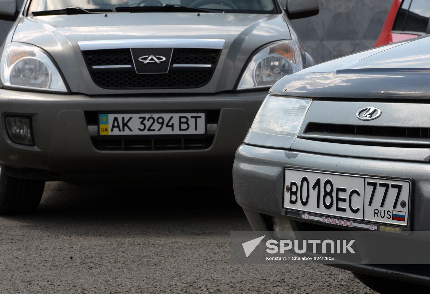 Issuing new vehicle registration plates in Simferopol