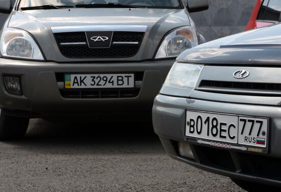 Issuing new vehicle registration plates in Simferopol