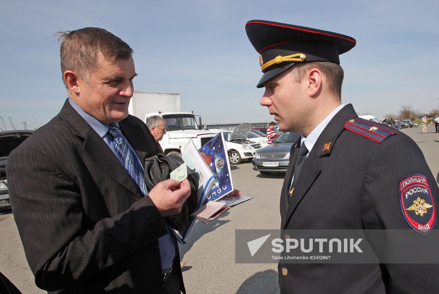 Issuing new vehicle registration plates in Simferopol