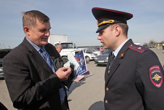 Issuing new vehicle registration plates in Simferopol