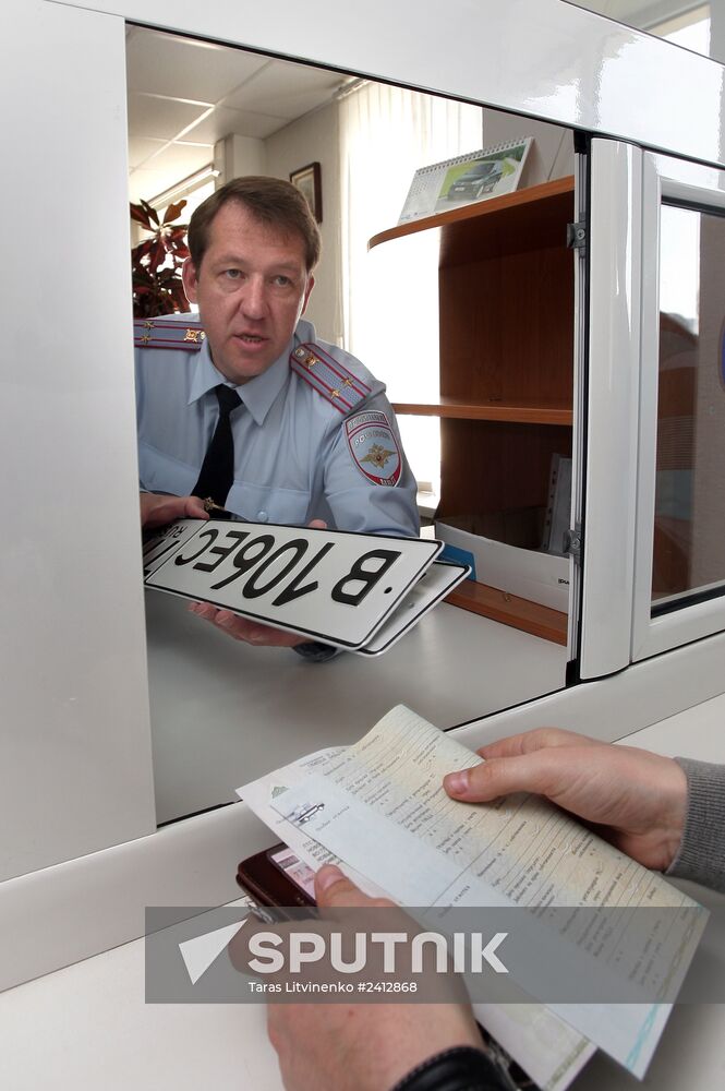Issuing new vehicle registration plates in Simferopol