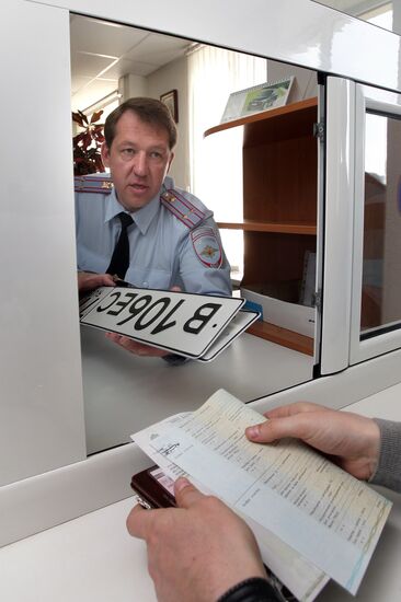 Issuing new vehicle registration plates in Simferopol