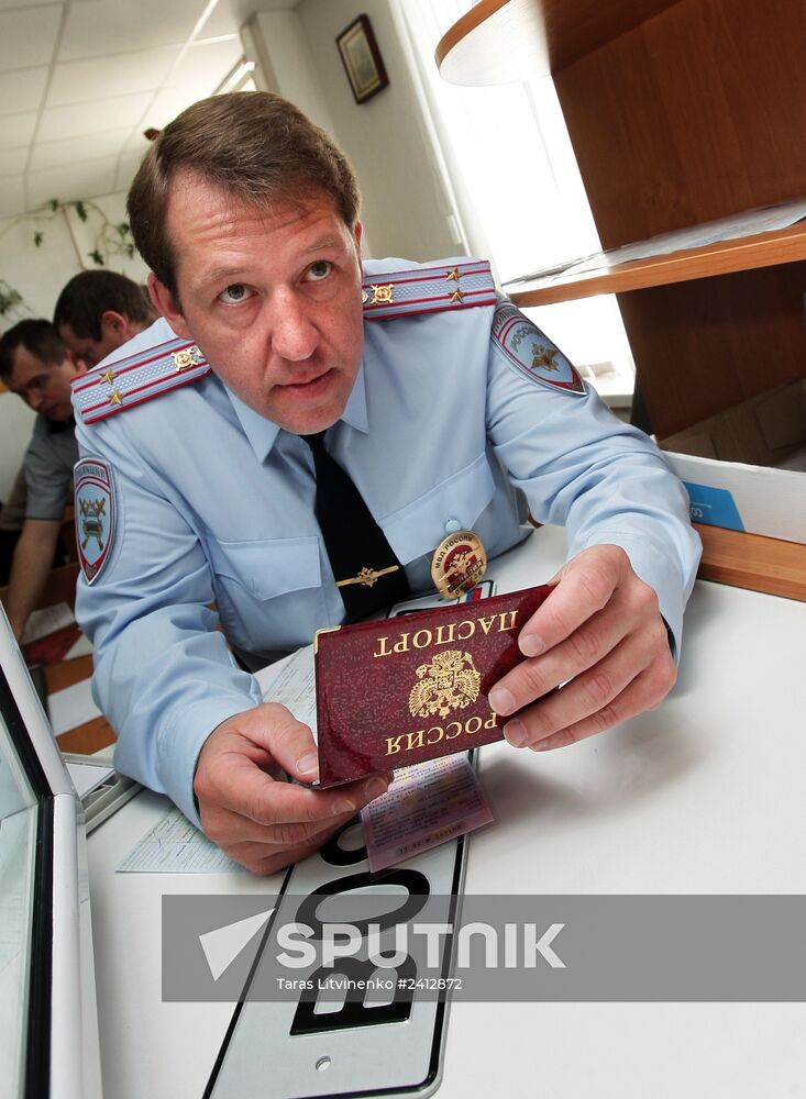 Issuing new vehicle registration plates in Simferopol