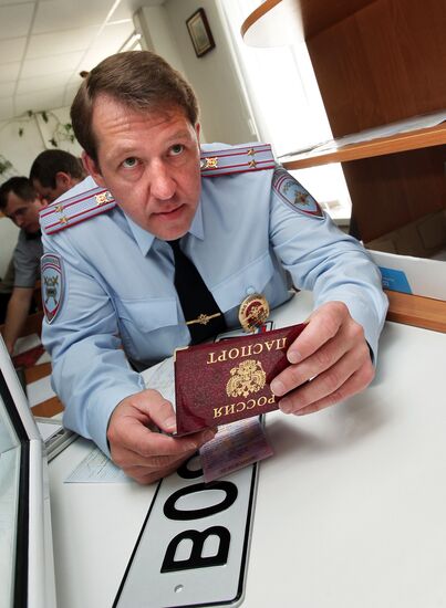 Issuing new vehicle registration plates in Simferopol