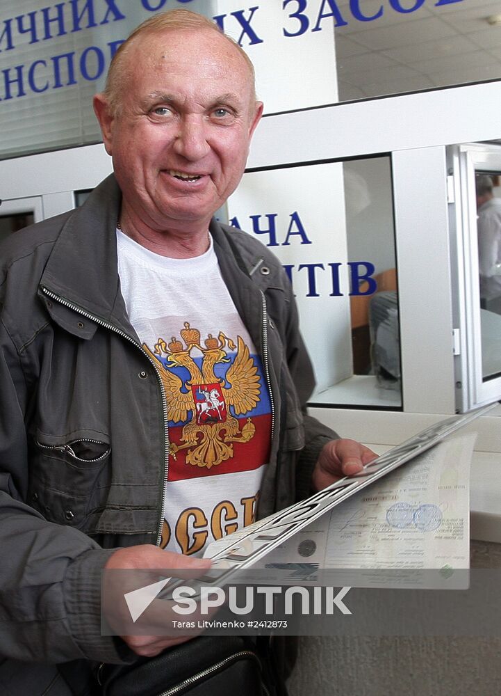 Issuing new vehicle registration plates in Simferopol